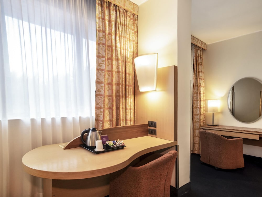 Habitación Standard con una cama de matrimonio del hotel Mercure Roma Oeste. Foto 2