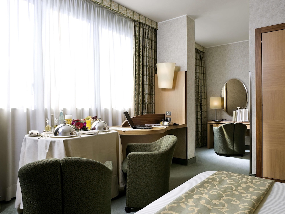 Habitación doble de categoría superior del hotel Mercure Roma Oeste. Foto 3
