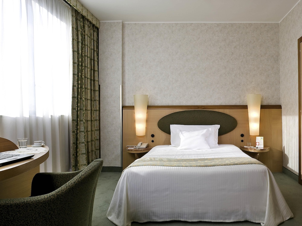 HABITACIÓN PARA HUÉSPEDES CON LIMITACIONES FÍSICAS CON UNA CAMA DE MATRIMONIO del hotel Mercure Roma Oeste