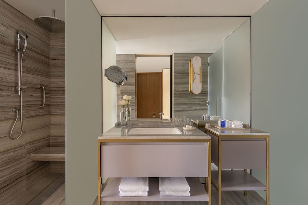 Habitación Premium con Vistas al Mar y Balcón del hotel Rixos Gulf Doha. Foto 4