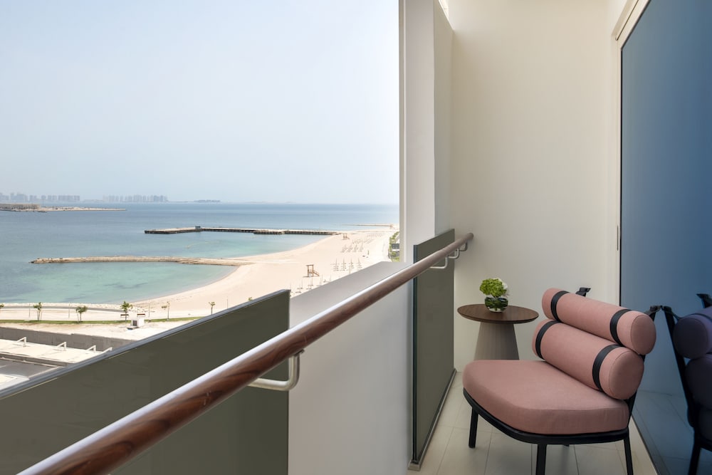 Habitación Premium con Vistas al Mar y Balcón del hotel Rixos Gulf Doha. Foto 5