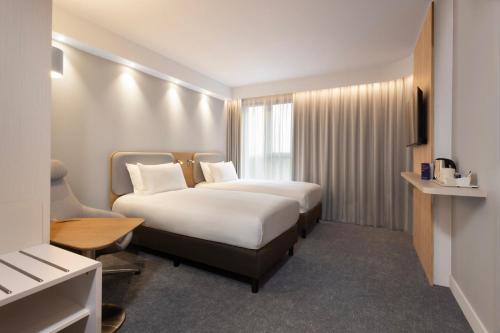 Habitación Doble Estándar con desayuno gratuito - 2 camas del hotel Holiday Inn Express Brussels - Airport, an IHG Hotel. Foto 1