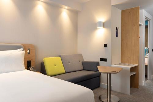 Habitación estándar con espacio adicional y cama grande con desayuno gratuito del hotel Holiday Inn Express Brussels - Airport, an IHG Hotel. Foto 2