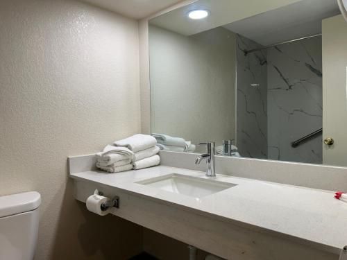 Habitación Doble del hotel Hilltop Inn & Suites. Foto 2