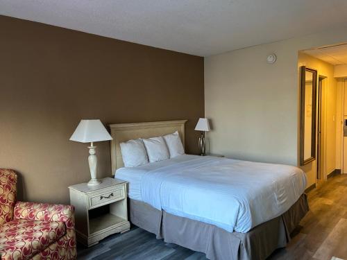 Habitación Queen del hotel Hilltop Inn & Suites. Foto 2