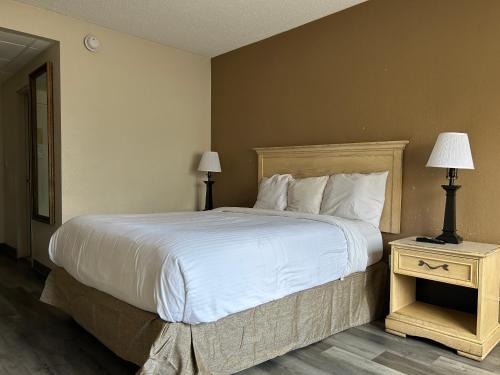 Habitación Queen del hotel Hilltop Inn & Suites. Foto 4