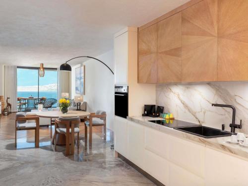 Suite Familiar con 3 dormitorios y vistas al mar del hotel Del\'Mare Reserve Hotel & Spa Bodrum. Foto 8