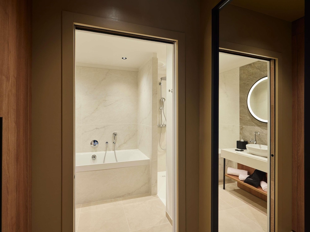 Suite Prestige con 1 cama doble y sofá cama del hotel Domaine du Liziec - Vannes MGallery Collection. Foto 4
