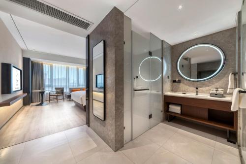 Business Deluxe King del hotel UrCove by Hyatt Jiashan Centre. Foto 2