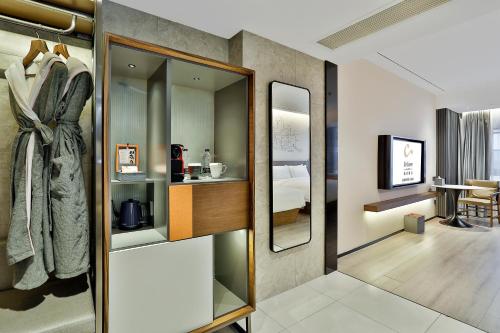 Business Deluxe King del hotel UrCove by Hyatt Jiashan Centre. Foto 5