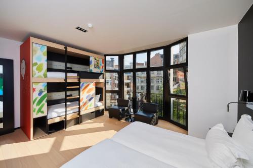 Habitación Cuádruple con balcón del hotel Yooma Urban Lodge. Foto 1