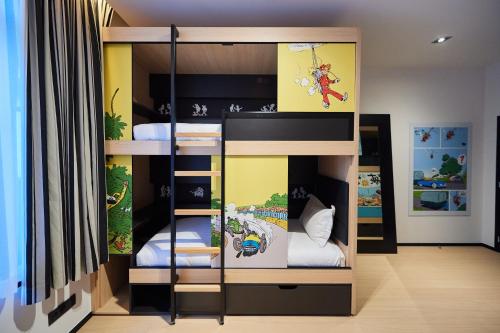 Habitación Cuádruple con balcón del hotel Yooma Urban Lodge. Foto 2