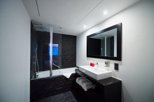 Habitación Familiar con balcón del hotel Yooma Urban Lodge. Foto 5