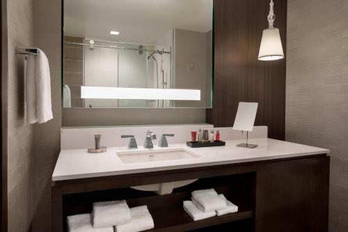 Habitación King con vista a la ciudad - accesible para personas con discapacidad auditiva del hotel Buffalo Marriott at LECOM HARBORCENTER. Foto 5