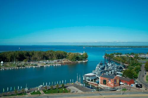 Suite Junior del hotel Buffalo Marriott at LECOM HARBORCENTER. Foto 2