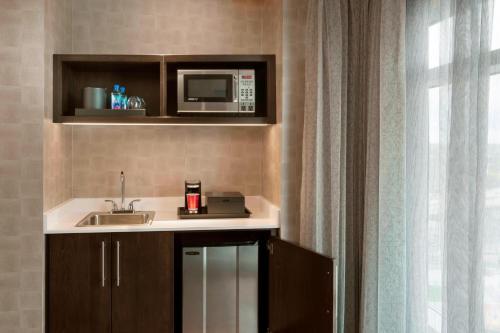 Suite Junior del hotel Buffalo Marriott at LECOM HARBORCENTER. Foto 3