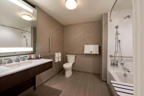 Suite Junior del hotel Buffalo Marriott at LECOM HARBORCENTER. Foto 4