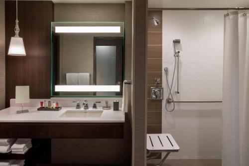 Suite Junior del hotel Buffalo Marriott at LECOM HARBORCENTER. Foto 5