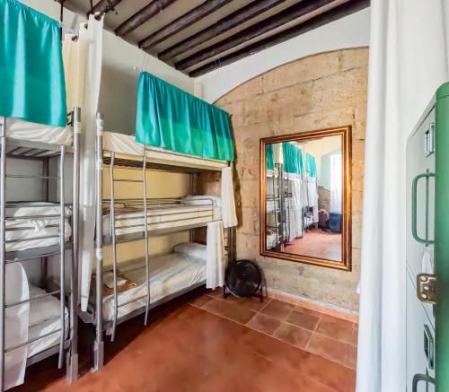 Habitación compartida Cama Litera Baño compartido del hotel Ashavana. Foto 3