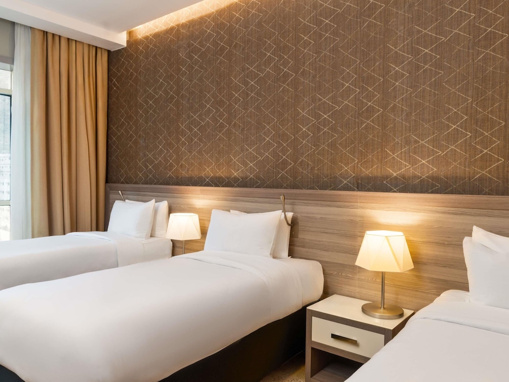 Habitación Classic Quad del hotel Mercure Makkah Aziziah. Foto 1
