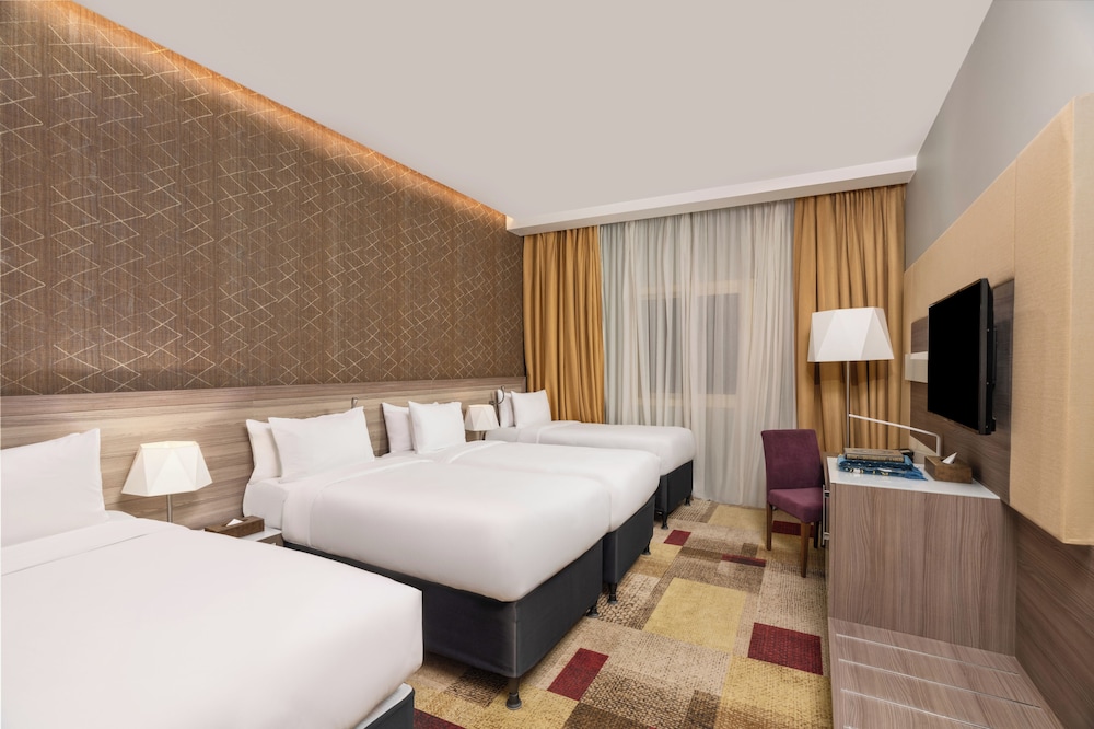 Habitación Classic Quad del hotel Mercure Makkah Aziziah. Foto 4