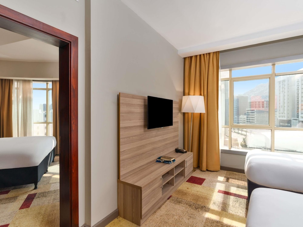 Habitación Classic con 2 camas individuales del hotel Mercure Makkah Aziziah. Foto 5