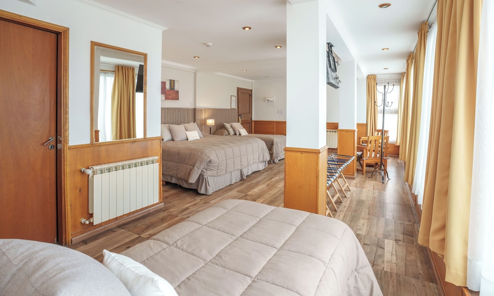 Habitación cuádruple estándar del hotel Los Naranjos. Foto 1