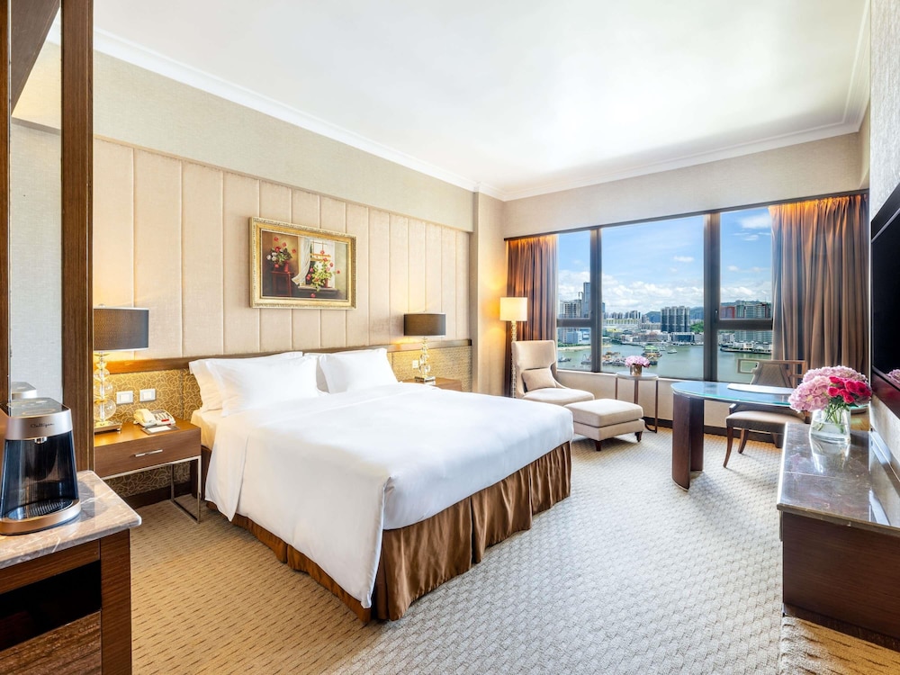 HABITACIÓN LUXURY con una cama king size y vistas al río del hotel Sofitel Macau At Ponte 16