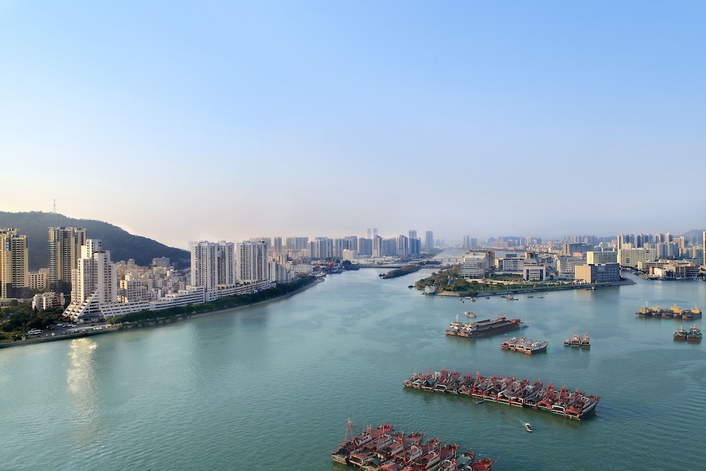 HABITACIÓN LUXURY con una cama king size y vistas al río del hotel Sofitel Macau At Ponte 16. Foto 4