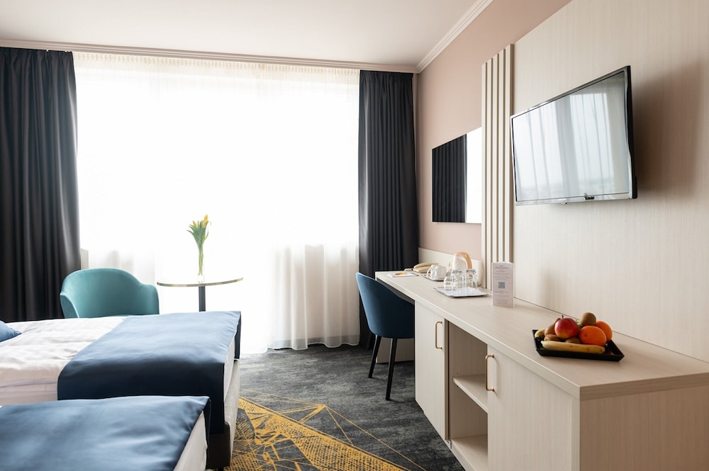Habitación superior con 1 cama doble o 2 individuales del hotel Airport Budapest. Foto 1