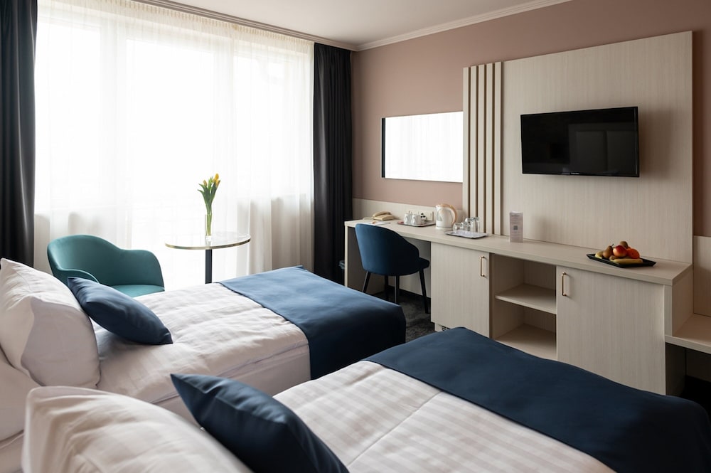 Habitación superior con 1 cama doble o 2 individuales del hotel Airport Budapest. Foto 3