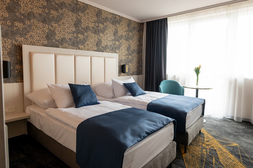 Habitación superior con 1 cama doble o 2 individuales del hotel Airport Budapest. Foto 4