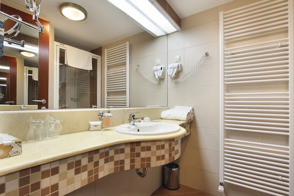 Habitación superior con 1 cama doble o 2 individuales del hotel Airport Budapest. Foto 5