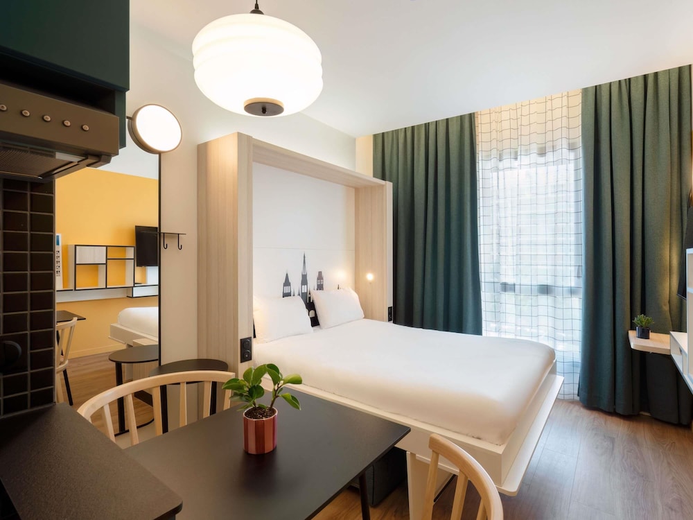Estudio con una cama doble del hotel Aparthotel Adagio Access Rouen Centre Cathédrale. Foto 5