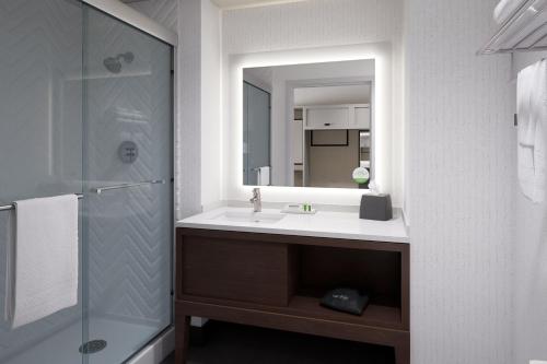 Queen Room - Mobility Access/Hearing Accessible del hotel Holiday Inn - Long Island - ISLIP Arpt East, an IHG
