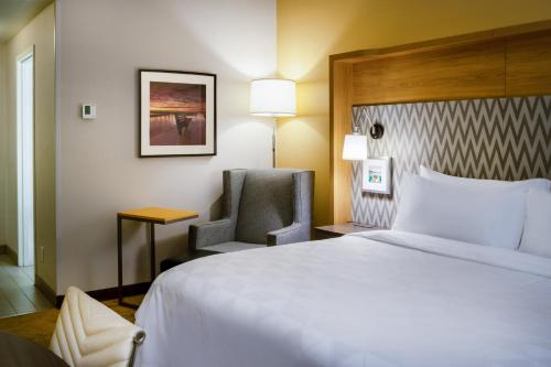 Habitación Estándar - Cama extragrande del hotel Holiday Inn - Long Island - ISLIP Arpt East, an IHG. Foto 5