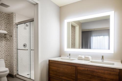 Suite con cama extragrande del hotel Holiday Inn - Long Island - ISLIP Arpt East, an IHG. Foto 2