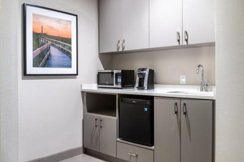 Suite con cama extragrande del hotel Holiday Inn - Long Island - ISLIP Arpt East, an IHG. Foto 3