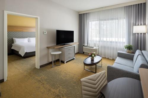 Suite con cama extragrande del hotel Holiday Inn - Long Island - ISLIP Arpt East, an IHG. Foto 4