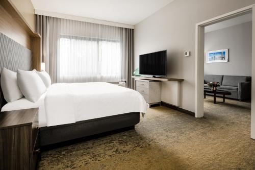 Suite con cama extragrande del hotel Holiday Inn - Long Island - ISLIP Arpt East, an IHG. Foto 5