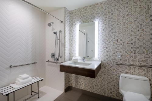 Habitación Estándar - Adaptada para personas con discapacidad - 1 cama extragrande del hotel Holiday Inn - Long Island - ISLIP Arpt East, an IHG. Foto 3