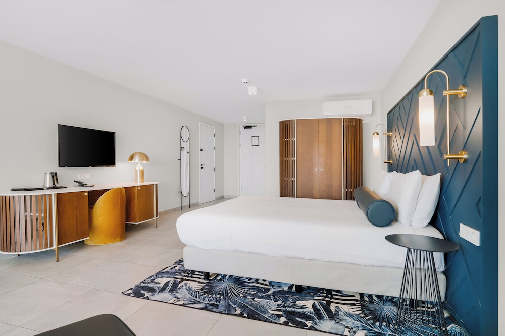 Habitación Deluxe, 1 cama de matrimonio grande, vistas parciales al mar del hotel Mangrove Beach Corendon Curacao. Foto 1
