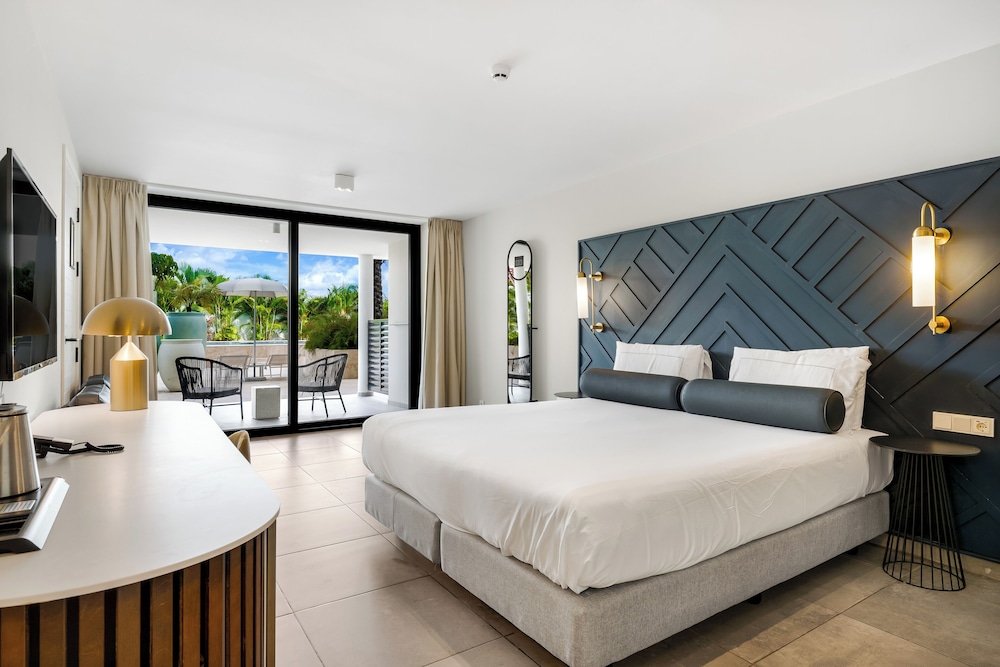 Habitación Deluxe, 1 cama de matrimonio grande (Mobility/Hearing, Roll In Shower) del hotel Mangrove Beach Corendon Curacao. Foto 1