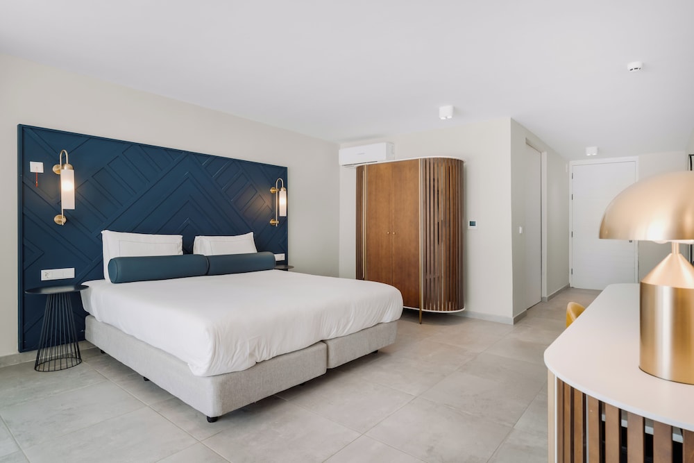 Habitación Deluxe, 1 cama de matrimonio grande (Mobility/Hearing, Roll In Shower) del hotel Mangrove Beach Corendon Curacao. Foto 6
