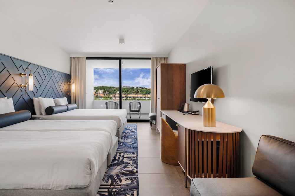 Habitación, varias camas, vistas al mar del hotel Mangrove Beach Corendon Curacao. Foto 1