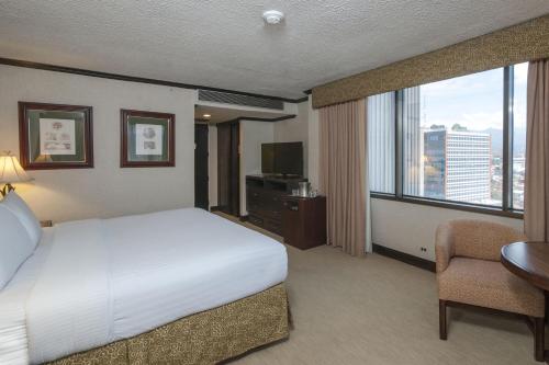 Habitación Doble con cama grande con vistas a la ciudad del hotel Delta by Marriott San Jose Aurola. Foto 1