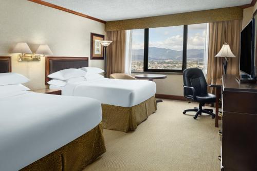 Habitación Executive con cama extragrande y vistas a la ciudad del hotel Delta by Marriott San Jose Aurola. Foto 2