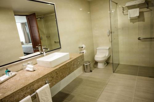 Suite con Balcón del hotel San Fernando Plaza. Foto 2