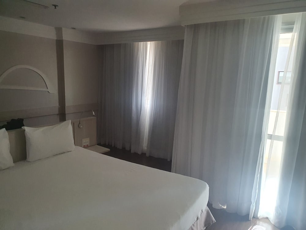 Habitación doble 1 Cama Individual 1 Cama doble del hotel Mercure Hotel Flat Particular. Foto 3
