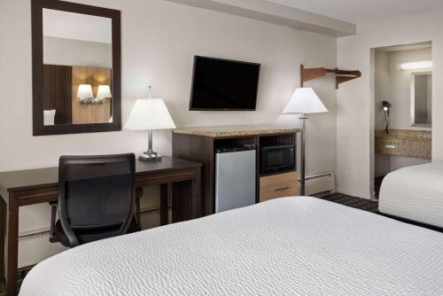 Habitación con 2 camas grandes - No fumadores del hotel Days Inn by Wyndham Tonawanda/Buffalo. Foto 3